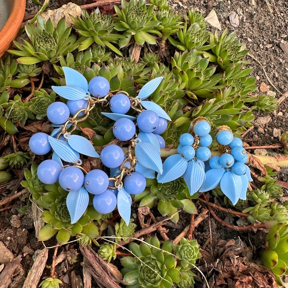 INCREDIBLE 1940's Celluloid Leaf Cornflower Blue Bracelet and Clip Earring Set - Picture 9 of 9